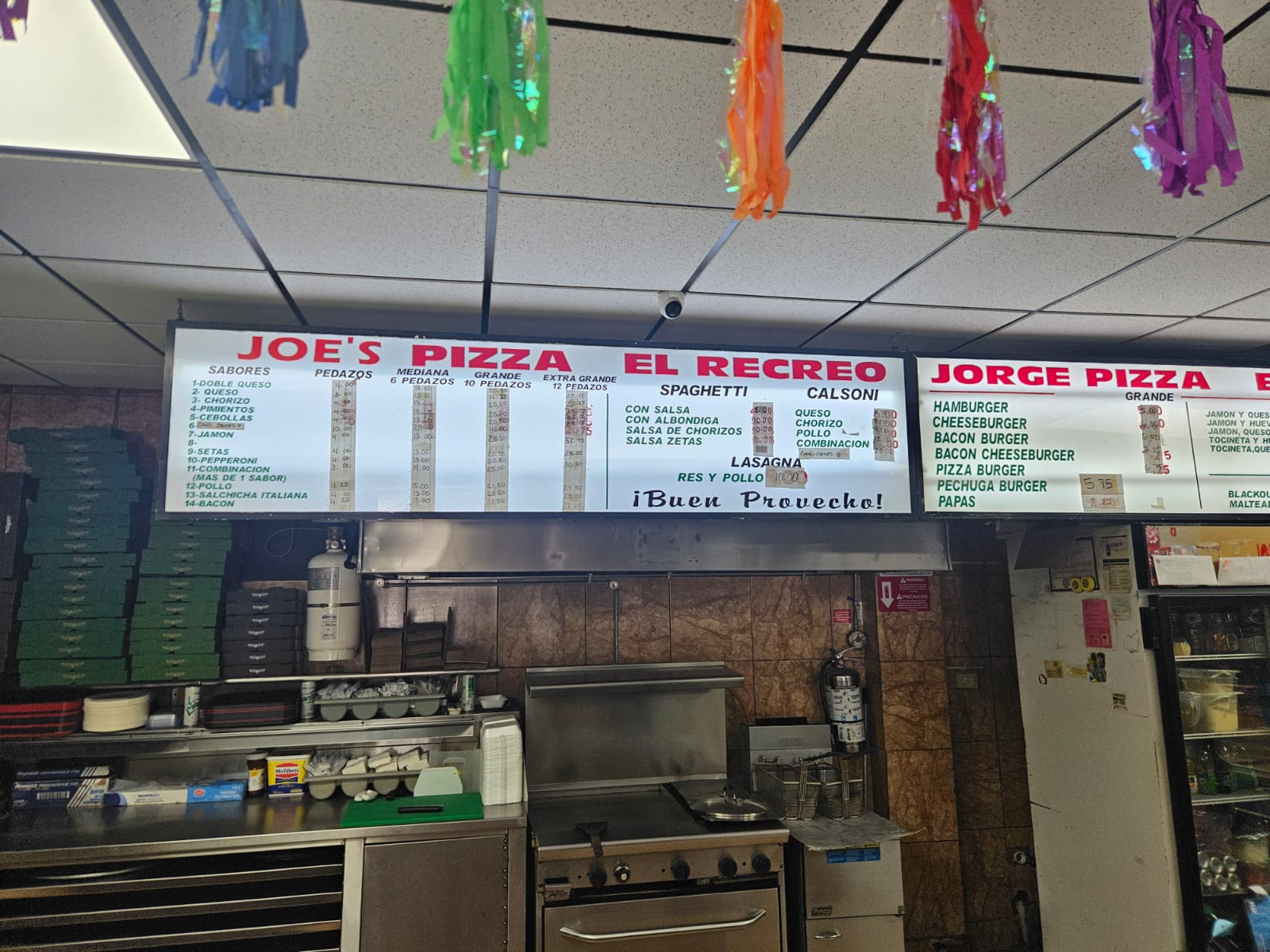 Joe's Pizza antes de instalar pantallas digitales - menú tradicional impreso en Las Piedras, Puerto Rico